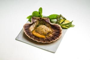 coquille met asperges, limoen, munt en rozemarijn foto