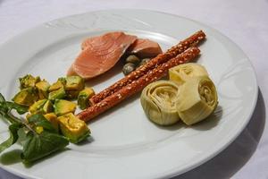 zalm met avocado en artisjok foto