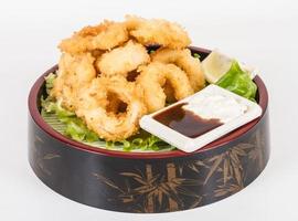 diep beslag gefrituurde inktvisringen calamares met groene salade foto