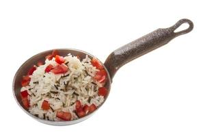 basmati, rijst met groenten in geroosterde pan foto