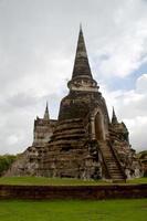 pagode bij wat chaiwattanaram tempel, ayutthaya, thailand foto