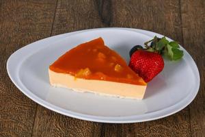 cheesecake met abrikoos geserveerd aardbei foto