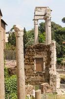 ruïnes door teatro di marcello, rome - italië foto