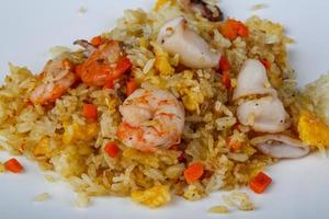 gebakken rijst met zeevruchten foto