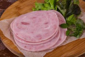 gesneden smakelijke ham voorgerecht foto