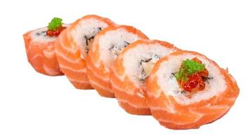 japanse sushi traditioneel japans eten.broodje gemaakt van zalm, rode kaviaar, ree en room foto