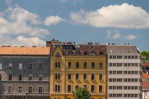 typische gebouwen 19e eeuw in de burchtwijk van buda in budapest foto