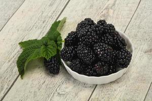 zoete smakelijke rijpe bramenhoop foto