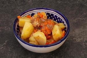 geroosterde aardappel en rundvlees met saus foto