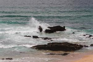 de golven die vechten om de verlaten rotskust van de Atlantische Oceaan, portugal foto