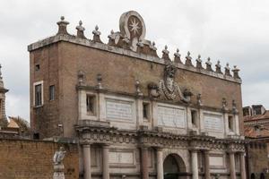 Rome, Italië. beroemde porta del popolo stadspoort. foto