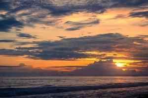 dramatische avondzonsondergang op het strand foto