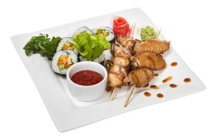 Buffalo Chicken Wings op plaat met sushi foto