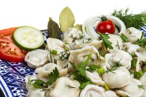 kom met traditioneel Russisch gerecht - pelmeni foto