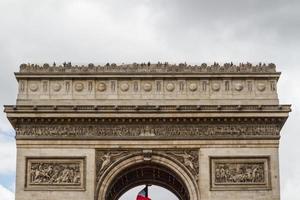 uitzicht op de boog van triomfcarrousel en de tuin van tuileries, parijs, frankrijk foto