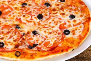 margarita pizza met olijven foto