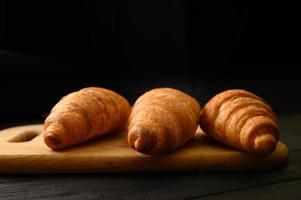 verse croissants op een houten achtergrond. foto