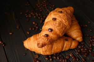 verse croissants op een houten achtergrond. foto