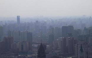 smog ligt boven de skyline van shanghai, china foto