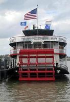 stoomboot op mississippi rivier in de buurt van new orleans foto