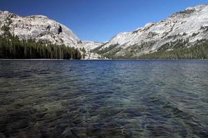 helder meer in Yosemite National Park, Californië foto