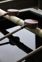 rituele wassing in een Japanse tempel foto