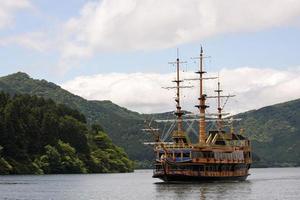 zeilschip op het Ashinoko-meer in Hakone, Japan foto