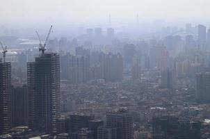 smog ligt boven de skyline van shanghai, china foto