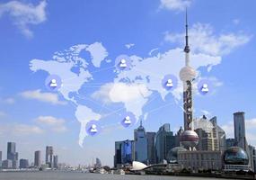 global business - wereldkaart met de skyline van shanghai op de achtergrond foto