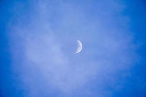 duidelijk mooie blauwe lucht met witte halve maan. foto