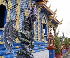 het blauw - turquiose metalen godsstandbeeld in thaise blauwe tempel, in het noorden van thailand. foto