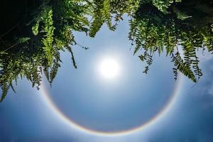 verbazingwekkende zonnehalo de cirkelvormige regenboog rond de zon aan de hemel, dit moment verscheen in 2016 in thailand. foto