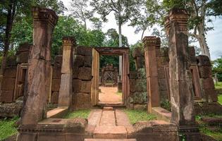 de oude ruïne van de Banteay Srei-tempel De roze zandstenen tempel van Siem Reap, Cambodja. foto