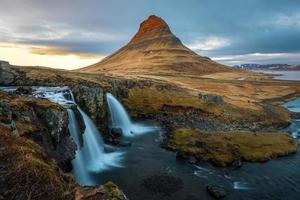 Kirkjufell is de meest gefotografeerde berg van IJsland, gelegen aan de noordkust van het IJslandse schiereiland Snaefellsnes, in de buurt van de stad grundarfjordur. foto