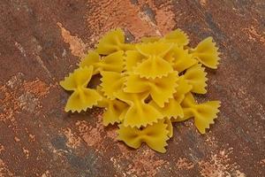 rauwe droge farfalle pasta om te koken foto