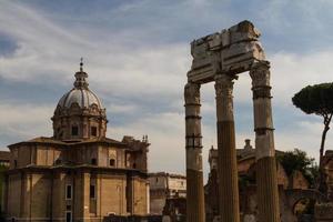 het bouwen van ruïnes en oude zuilen in rome, italië foto