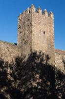 oude muur en toren van de stad Barcelona foto