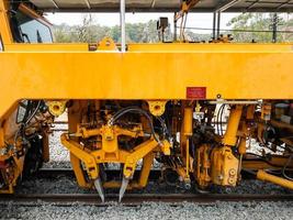 de ballaststampmachine werkt om de dwarsligger en de ballaststeen te onderhouden. foto