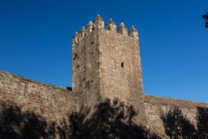 oude muur en toren van de stad Barcelona foto