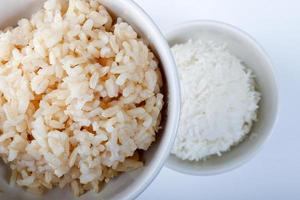 bruine en witte gekookte rijst foto
