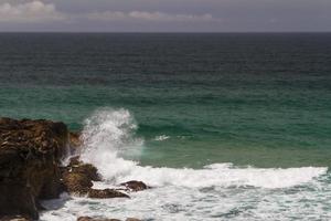 de golven die vechten om de verlaten rotskust van de Atlantische Oceaan, portugal foto