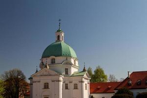 st. Kazimierz kerk op het nieuwe stadsplein in Warschau, polen foto