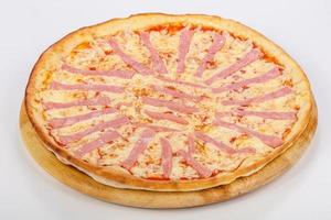 Italiaanse pizza met ham en kaas foto