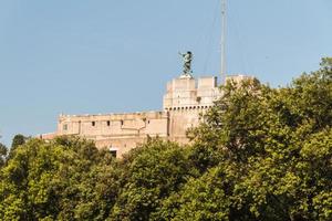 het mausoleum van hadrianus, bekend als het castel sant'angelo in rome, italië. foto