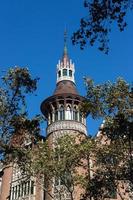 modernistisch huis als een kasteel in de stad Barcelona foto