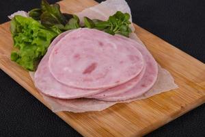 gesneden smakelijke ham voorgerecht foto