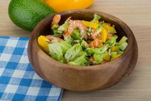 salade met garnalen en avocado foto
