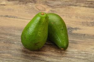 twee rijpe exotische avocado groente foto