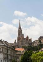 typische gebouwen 19e eeuw in de burchtwijk van buda in budapest foto