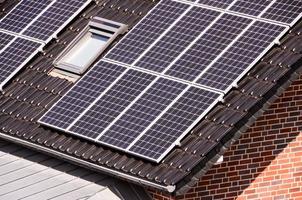 groene hernieuwbare energie met fotovoltaïsche panelen foto